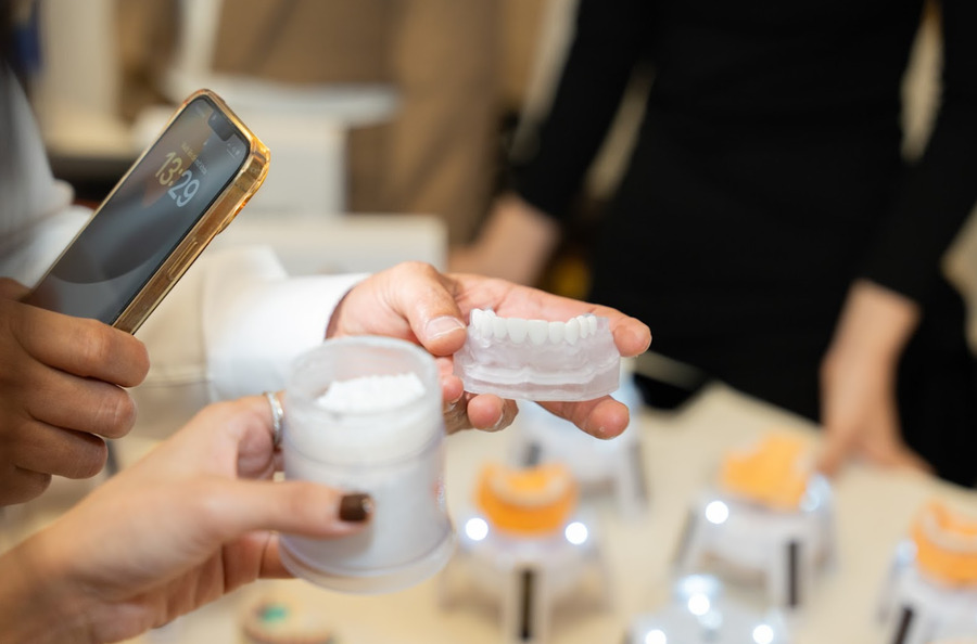 Khách mời ấn tượng với vẻ đẹp vượt trội lấp lánh như ánh kim cương của răng sứ Zimax khi có ánh sáng chiếu vào