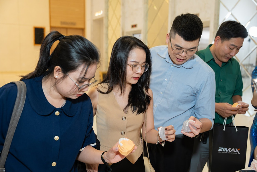 Khách mời ấn tượng với vẻ đẹp vượt trội lấp lánh như ánh kim cương của răng sứ Zimax khi có ánh sáng chiếu vào