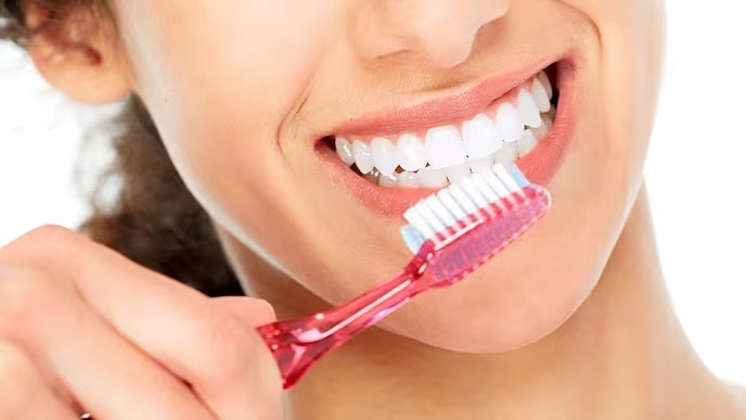 Đánh răng miệng ngày 2 lần kết hợp với dùng chỉ nha khoa và nước súc miệng