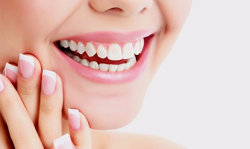 Răng sứ bị hư hỏng có thể do quá trình bọc sứ chưa đúng kỹ thuật hoặc do thói quen sinh hoạt 